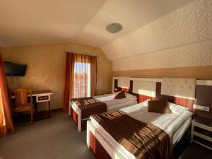 pokój hotelowy z 2 łóżkami i telewizorem w obiekcie Meka Hotel w mieście Dragash