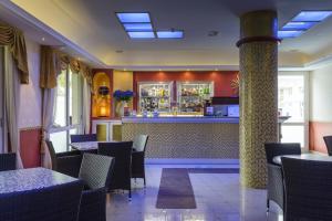 een restaurant met tafels en stoelen en een bar bij Hotel Madison in Bellaria-Igea Marina