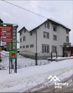 ラーゼシュチュナにあるSadiba Oprishokの雪の中の建物