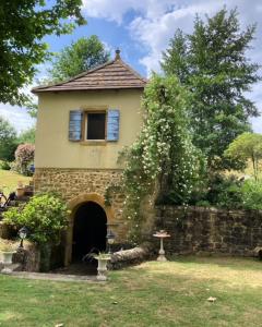 a small building with a window and a stone wall at CHAMBRES DES EAUX 29 "mousseline" in Sarcey