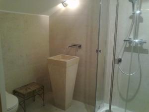 ein Bad mit einer Dusche, einem Waschbecken und einem WC in der Unterkunft CHAMBRES DES EAUX 29 "mousseline" in Sarcey