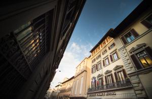 フィレンツェにあるストロッツィ パレス ホテルの2棟の間の路地からの眺め