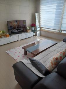 TV a/nebo společenská místnost v ubytování GOOD VIEW Guest House