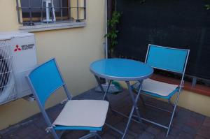 two chairs and a blue table and two chairs at Residenza Ducale in Ferrara