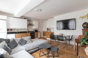 a living room with a couch and a table at Flat near Lord's Cricket Ground in London