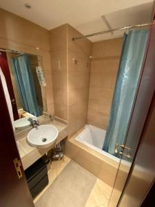 Koupelna v ubytování Relaxing, Swimming and Golfing in Al Hamra Village