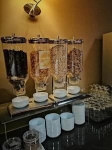 um grupo de copos numa mesa com copos em Hotel Vianorte em Maia