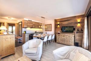 - une cuisine et une salle à manger avec une table et des chaises dans l'établissement Apartment La Foret, à Riddes