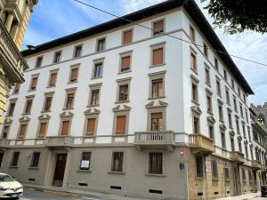 duży biały budynek z balkonem przy ulicy w obiekcie Firenze da Sogno we Florencji