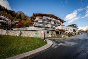 ein großes Gebäude am Straßenrand in der Unterkunft Aparthotel Eichenhof - Appartement Panorama in Zell am See