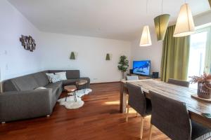 A television and/or entertainment centre at Aparthotel Eichenhof - Appartement Panorama