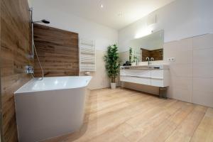A bathroom at Aparthotel Eichenhof - Appartement Panorama Még 37 kép