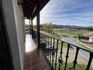 Μπαλκόνι ή βεράντα στο La Nava de Gredos acogedor piso con vistas