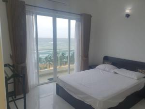 Łóżko lub łóżka w pokoju w obiekcie Beach Mount Apartment (Blue Ocean Apartment)