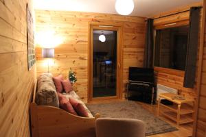 a living room with a couch and a television at Lovely spacious apartment (+garage) in La Plagne in Plagne 1800