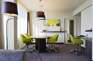 a dining room table and chairs in a room at Mercure Hotel Groningen Martiniplaza in Groningen