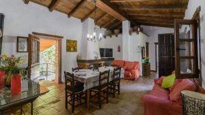 een woonkamer met een tafel en een bank bij Molino La Catedral Grazalema by Ruralidays in Grazalema