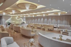 ein Wartezimmer mit Sofas und Tischen und ein Salon in der Unterkunft Crowne Plaza Riyadh Palace by IHG in Riad + 153 Fotos