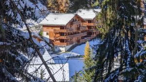 an aerial view of a log cabin in the snow at Lovely spacious apartment (+garage) in La Plagne in Plagne 1800
