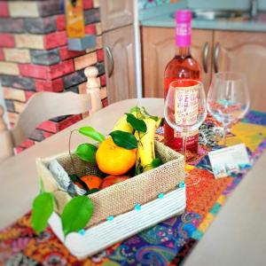 un cesto di frutta su un tavolo con una bottiglia di vino di "Burrero Bay Høme" Geniu's Best Selection - Airport Homely Stays a Playa del Burrero