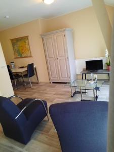 a living room with a glass table and chairs at Logement 'De witte klok' in Oude Bildtzijl