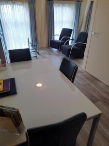 una sala de conferencias con sillas y una mesa en una habitación en Logement 'De witte klok' en Oude Bildtzijl