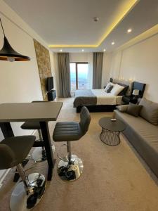 un ampio soggiorno con un letto e un divano di Milmari N66 a Kopaonik