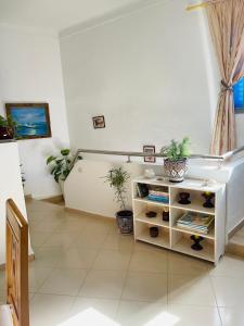 een kamer met een plank met planten erin bij Maison Mina in Oualidia