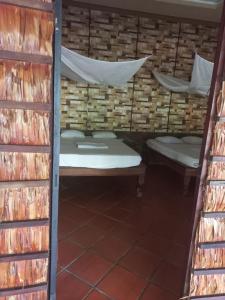 een kamer met 2 stapelbedden in een bakstenen muur bij Ngoc Phuong Homestay in Vĩnh Long