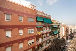 un edificio alto de ladrillo con balcones en el lateral. en Barcelona - Art, en Barcelona