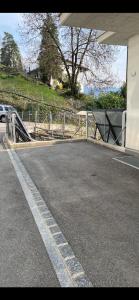 - un parking avec une porte à côté d'un bâtiment dans l'établissement Modern Living, à Riazzino