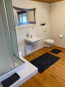Koupelna v ubytování Ferienwohnung Rauch + 25 fotografií