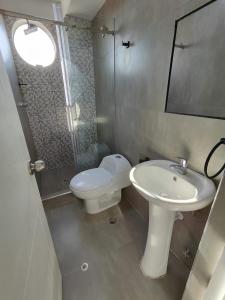 カマナにあるDepartamentos en Camanáのバスルーム(トイレ、洗面台付)