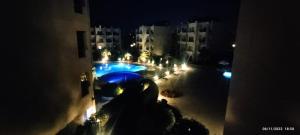 Pemandangan kolam renang di Aqua marine - Comfortable 1 bedroom apartment with pool & garden view atau berdekatan