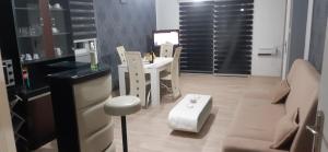 sala de estar con mesa blanca y sillas en Vila city en Bijeljina