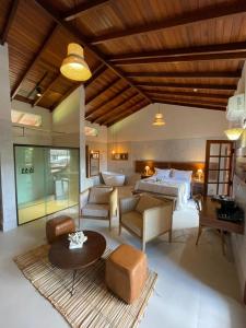 1 dormitorio con 1 cama, mesa y sillas en Hiu Hotel en Juquei