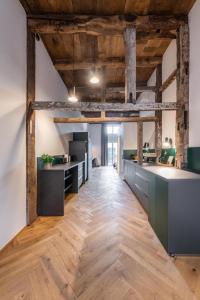 una cocina abierta con techos de madera y suelo de madera. en TORhaus Appartments Sendenhorst, en Sendenhorst