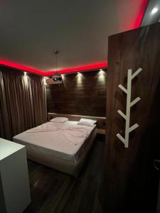 Een bed of bedden in een kamer bij Comfort Inn Apartment