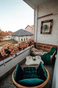 mit Blick auf einen Balkon mit einem Tisch und Stühlen in der Unterkunft Apartman Petunija in Sjenica