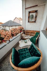 einen Balkon mit einem Tisch und Stühlen in der Unterkunft Apartman Petunija in Sjenica
