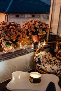 ein paar Blumen in Vasen auf dem Tisch in der Unterkunft Apartman Petunija in Sjenica
