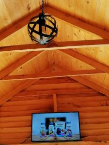 TV a/nebo společenská místnost v ubytování Cabañas Guatavita
