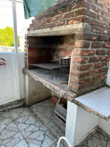 a brick oven sitting on top of a brick wall at Depto LA QUILMES in Concepción del Uruguay