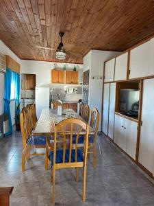 a kitchen with a dining room table and chairs at Depto LA QUILMES in Concepción del Uruguay