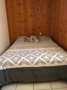 Ліжко або ліжка в номері Agradable casa con chimenea interior