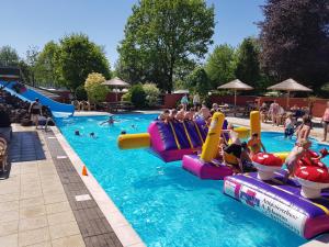 a group of people in a swimming pool at Camping Vossenberg - op de Veluwe! in Epe