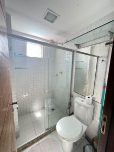 een badkamer met een toilet en een glazen douche bij Prédio beira mar - praia de Manaíra in João Pessoa