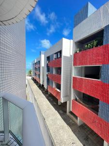 een appartementencomplex met rode en witte balkons bij Prédio beira mar - praia de Manaíra in João Pessoa