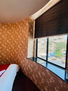 Tempat tidur dalam kamar di Hotel Shabana - Colaba Causeway