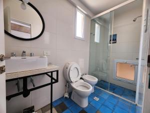 ein Badezimmer mit Toilette, Waschbecken und Dusche in der Unterkunft CASA MARGARITA 3Piso Monoambiente in San Salvador de Jujuy + 10 Fotos